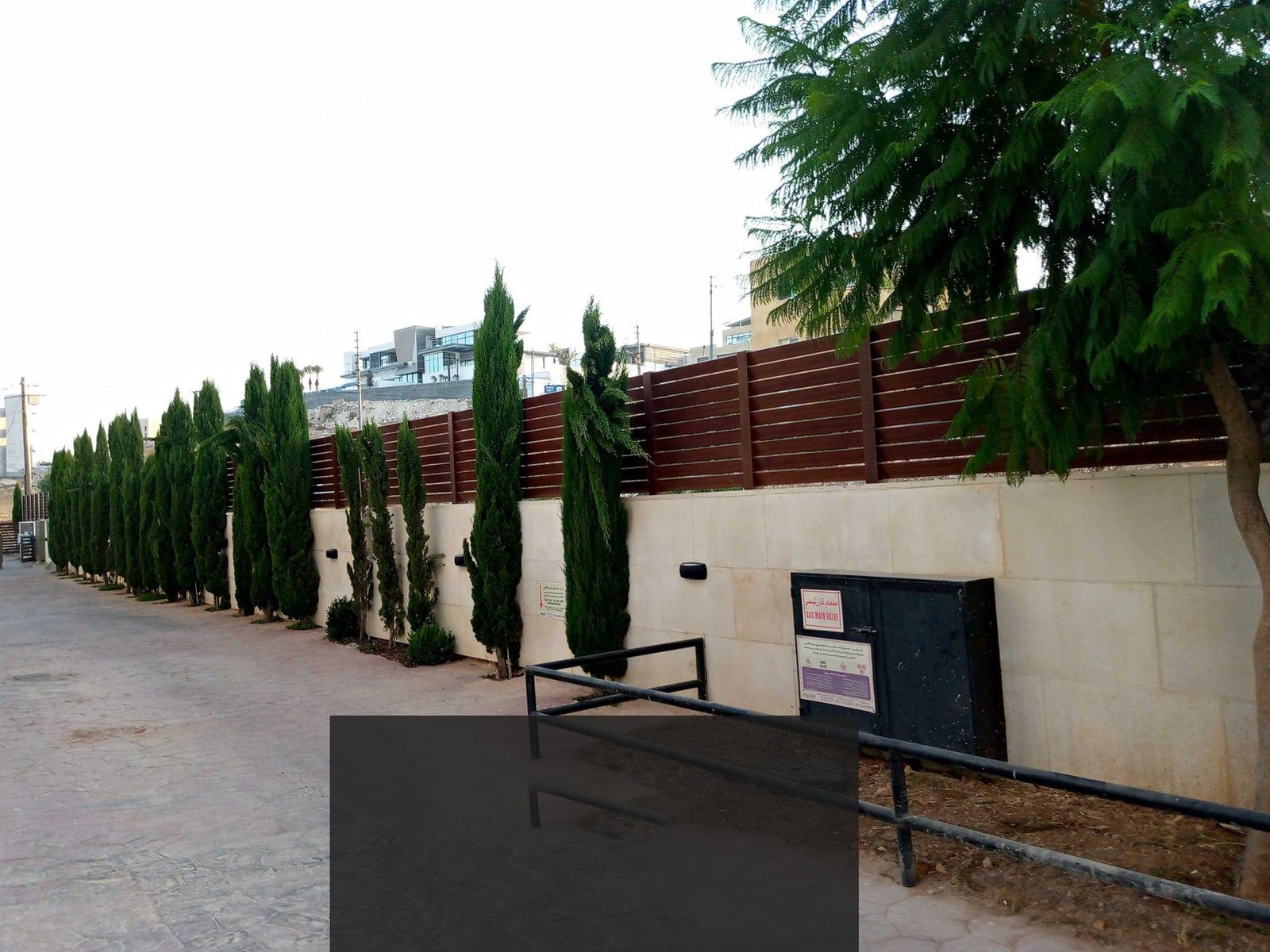 Custom Design & Installation: Aluminum Wood Finish Gates, Fences, Garage Doors, and Seasonal Pergolas - الصورة 24