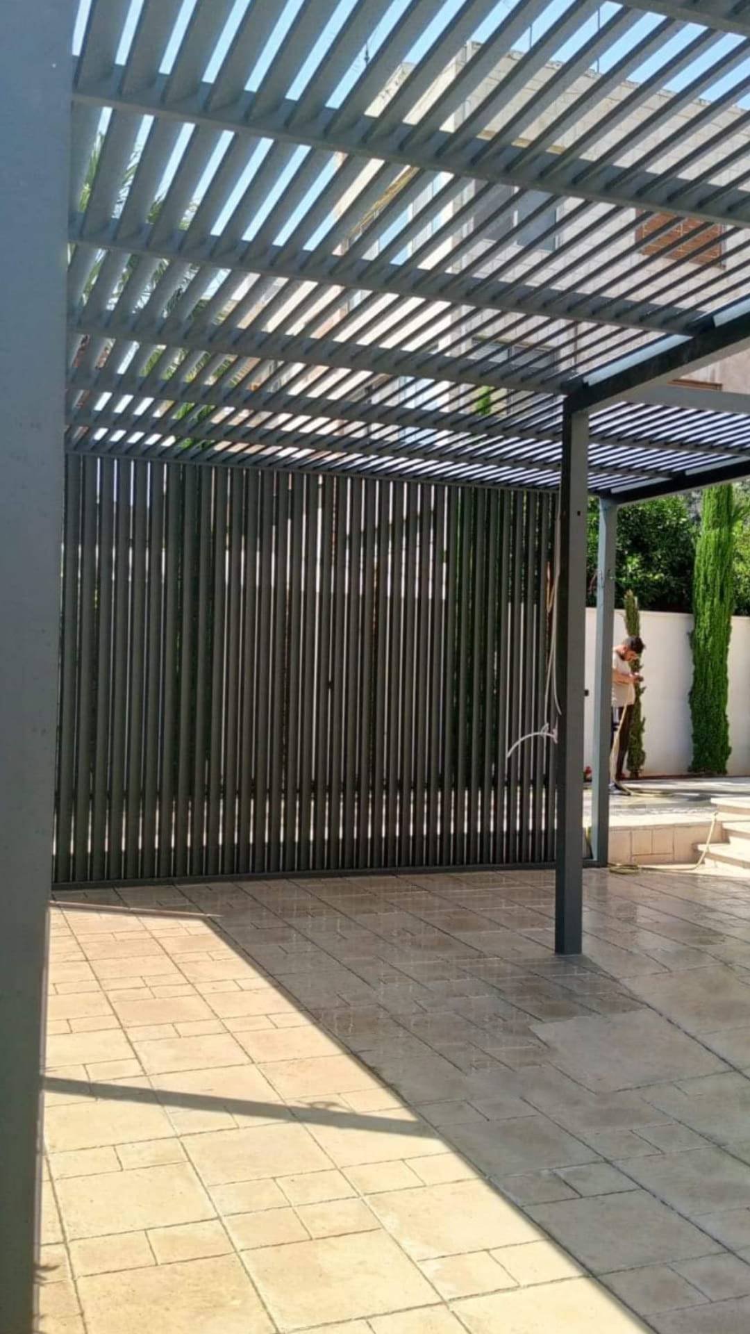 Custom Design & Installation: Aluminum Wood Finish Gates, Fences, Garage Doors, and Seasonal Pergolas - الصورة 4