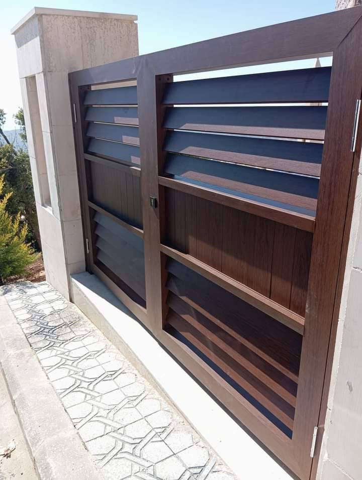 Custom Design & Installation: Aluminum Wood Finish Gates, Fences, Garage Doors, and Seasonal Pergolas - الصورة 26