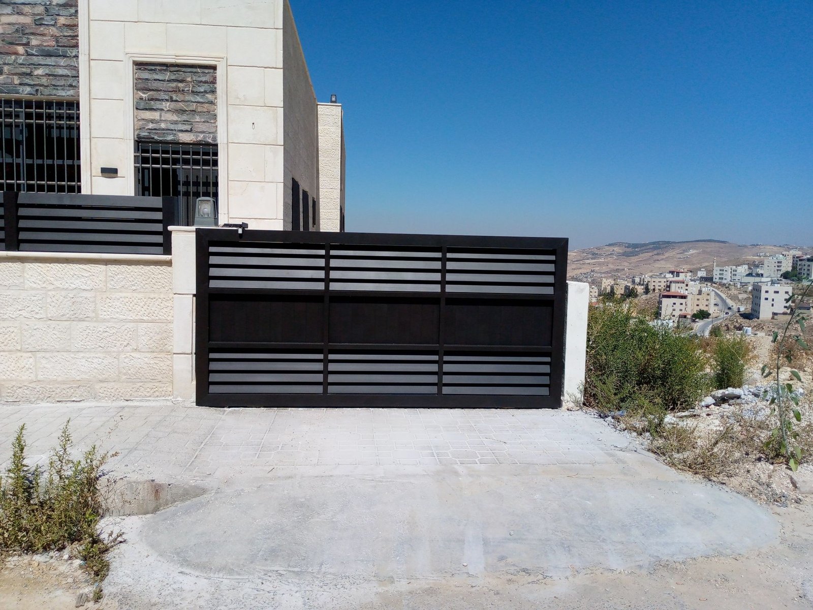Custom Design & Installation: Aluminum Wood Finish Gates, Fences, Garage Doors, and Seasonal Pergolas - الصورة 27