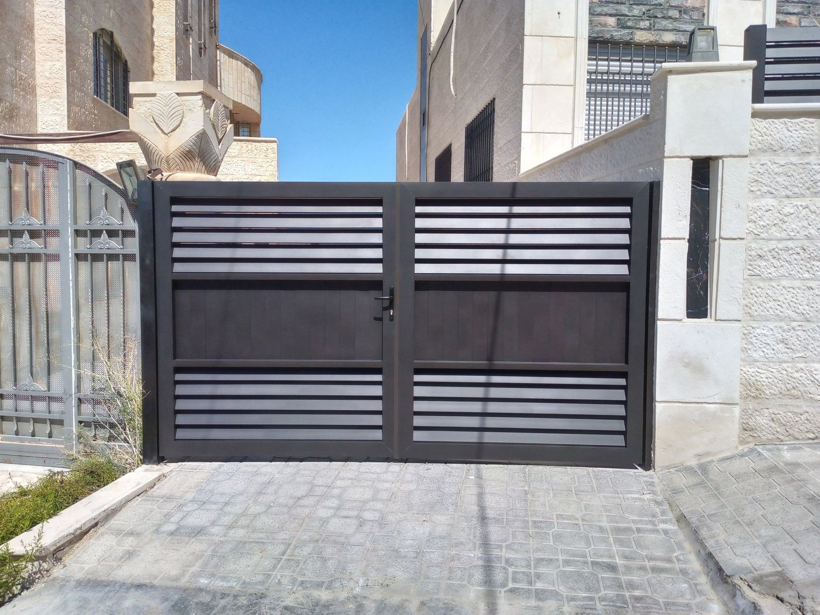 Custom Design & Installation: Aluminum Wood Finish Gates, Fences, Garage Doors, and Seasonal Pergolas - الصورة 28