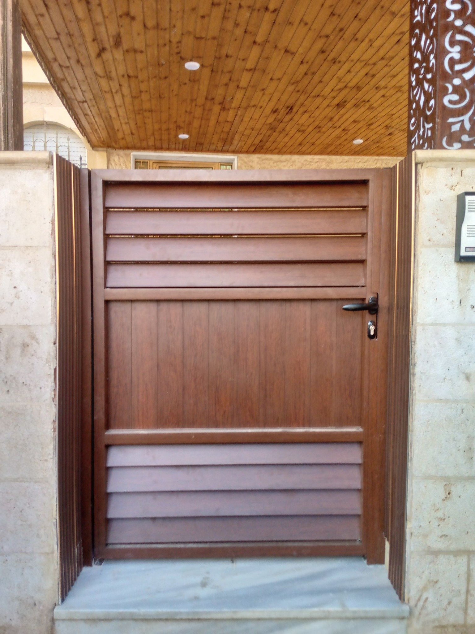 Custom Design & Installation: Aluminum Wood Finish Gates, Fences, Garage Doors, and Seasonal Pergolas - الصورة 31