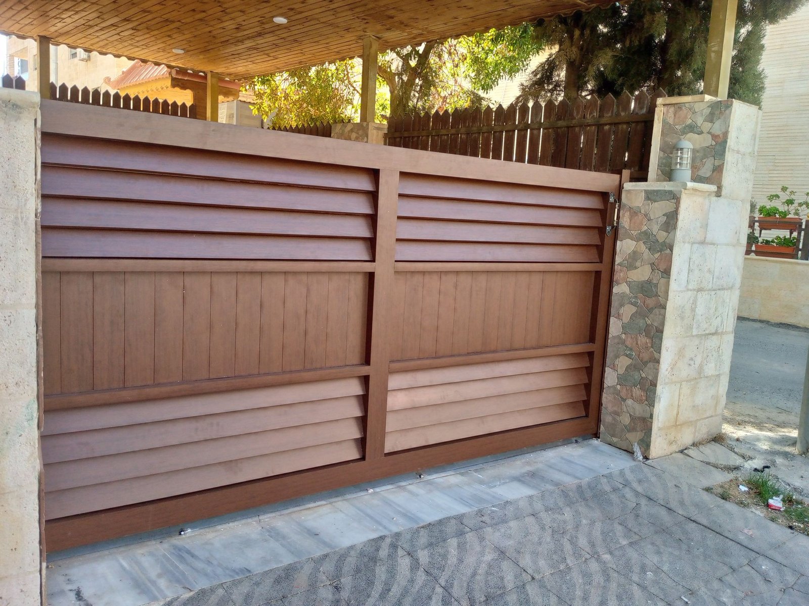Custom Design & Installation: Aluminum Wood Finish Gates, Fences, Garage Doors, and Seasonal Pergolas - الصورة 29