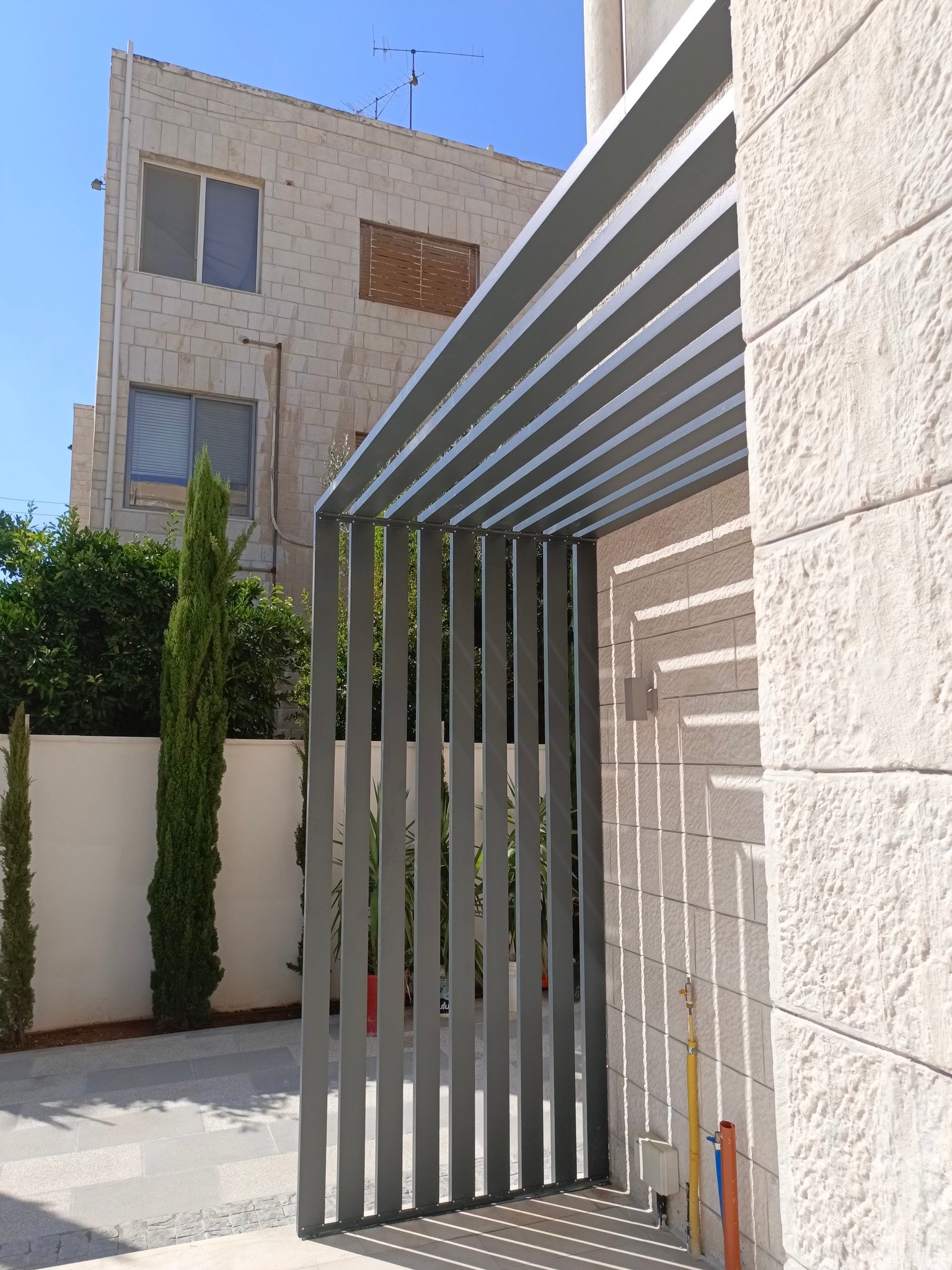 Custom Design & Installation: Aluminum Wood Finish Gates, Fences, Garage Doors, and Seasonal Pergolas - الصورة 18