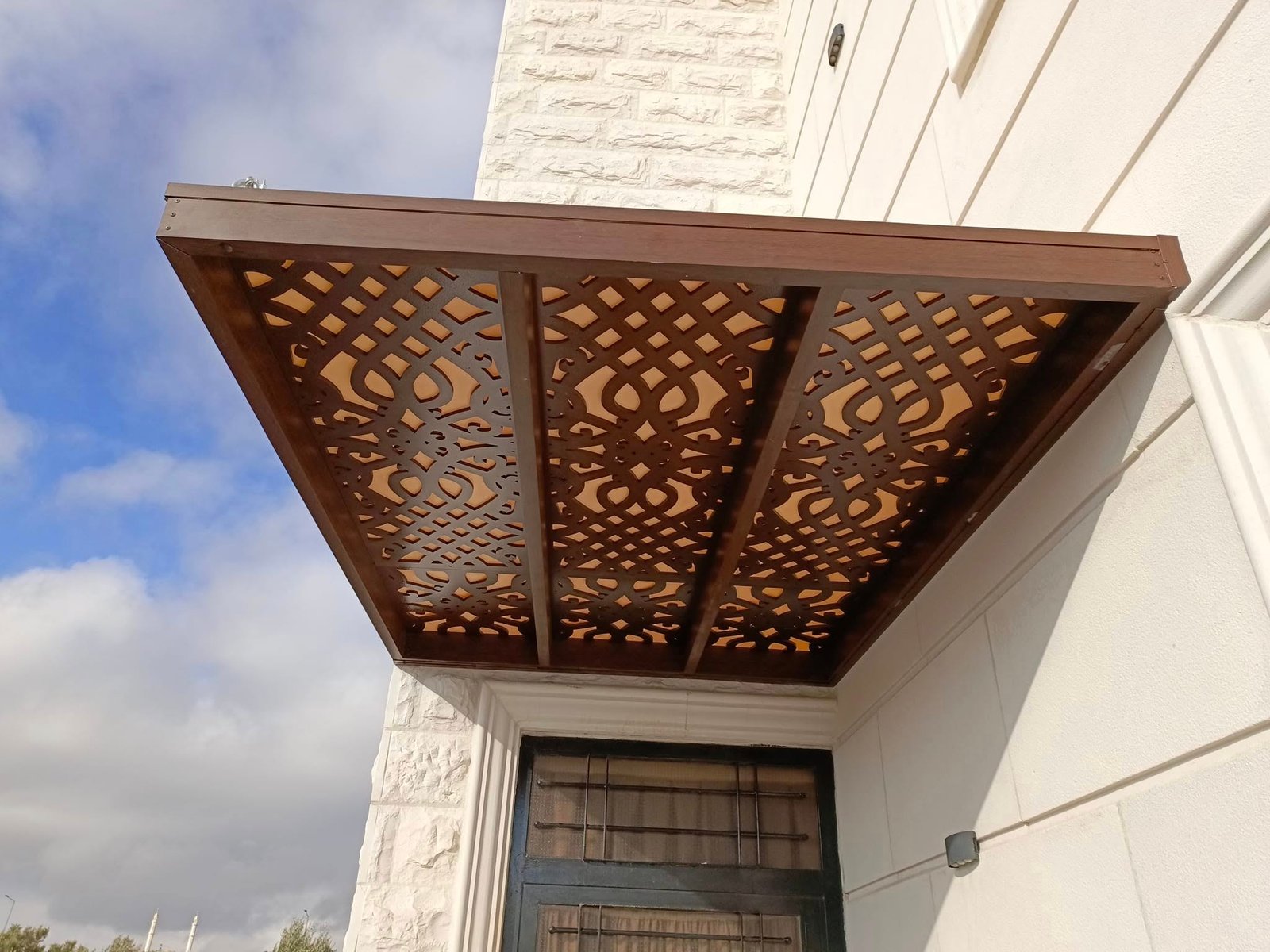 Custom Design & Installation: Aluminum Wood Finish Gates, Fences, Garage Doors, and Seasonal Pergolas - الصورة 15