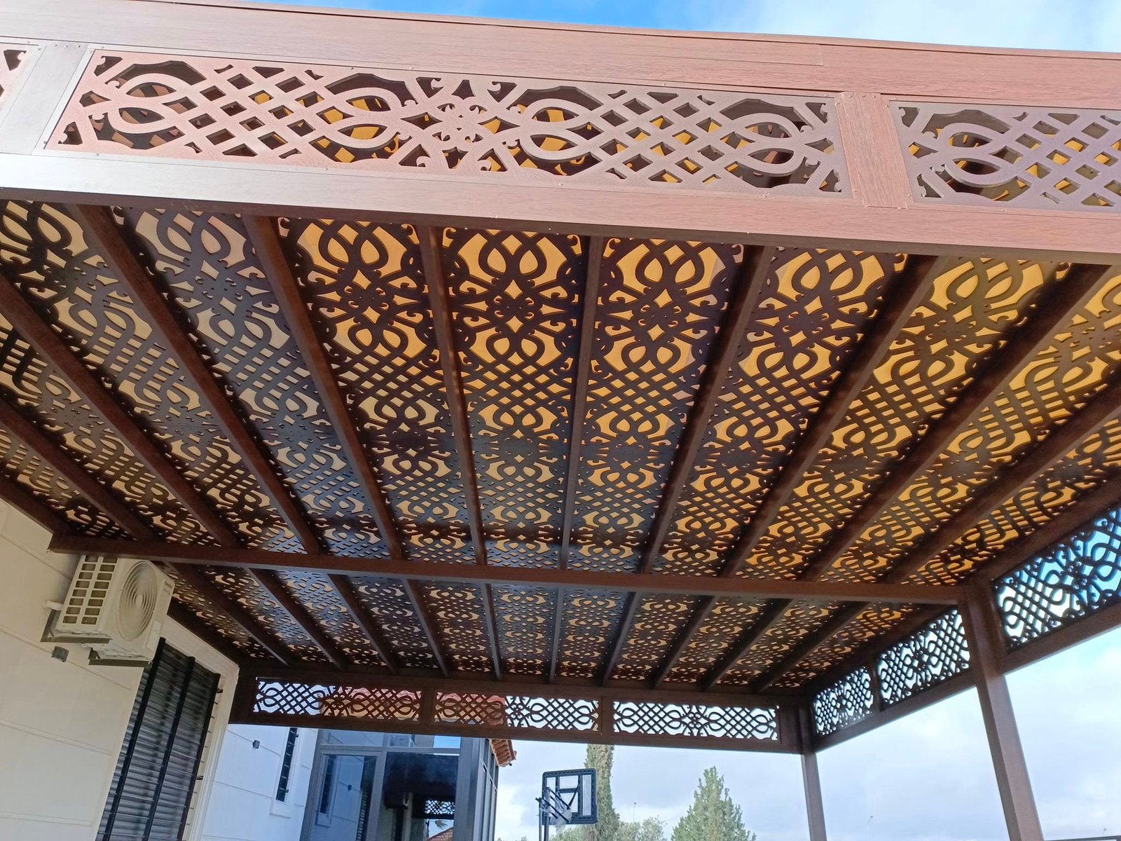 Custom Design & Installation: Aluminum Wood Finish Gates, Fences, Garage Doors, and Seasonal Pergolas - الصورة 14