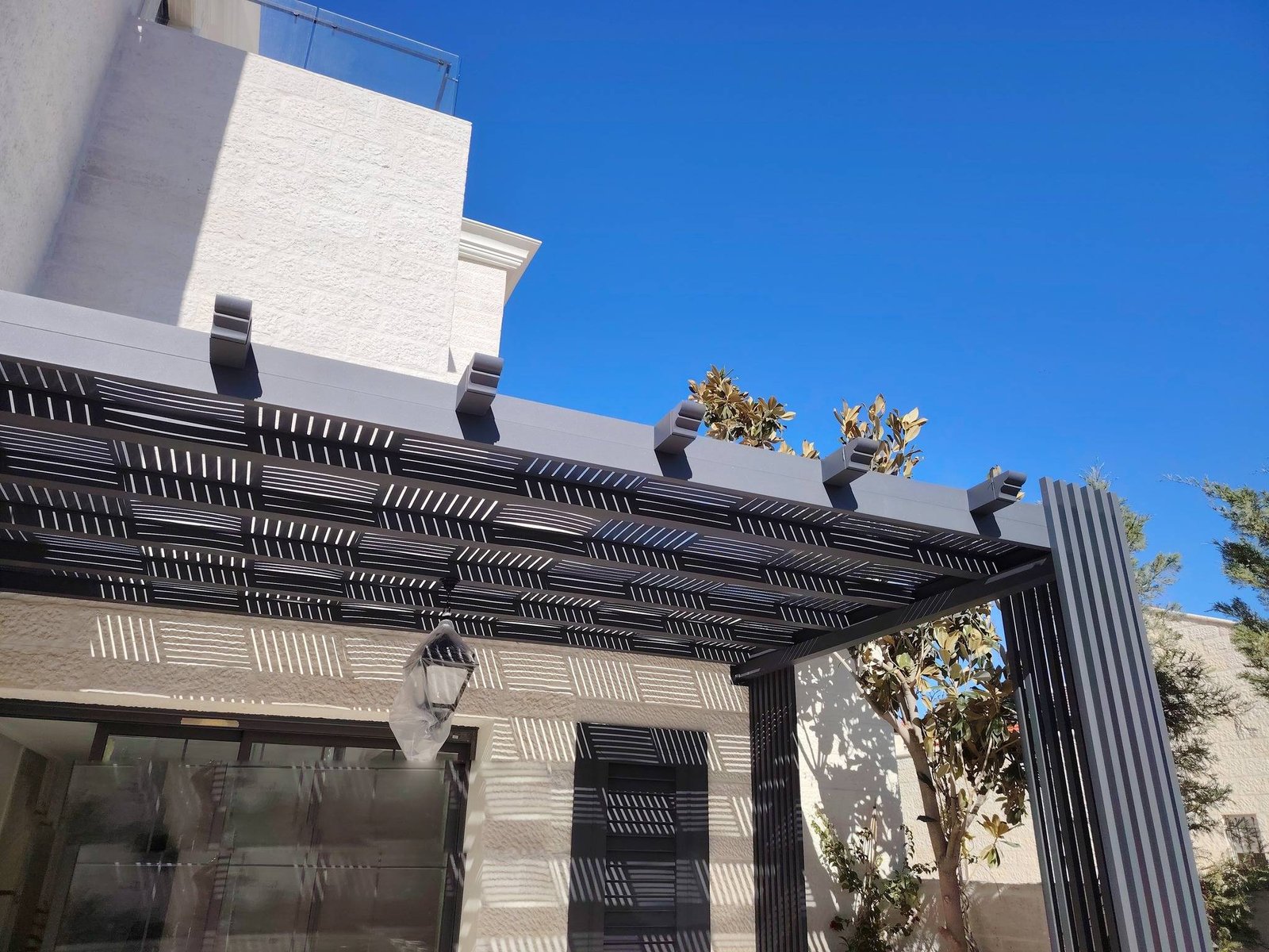 Custom Design & Installation: Aluminum Wood Finish Gates, Fences, Garage Doors, and Seasonal Pergolas - الصورة 7